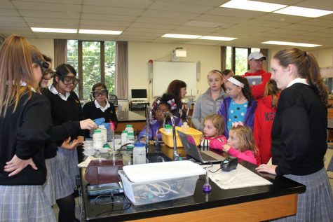 Sophomores show guests a chemistry experiment