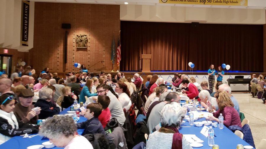 Dinner attendees enjoy their spaghetti and the musical entertainment. The event was emceed by junior Moira Gervay and senior Rose Langrehr.