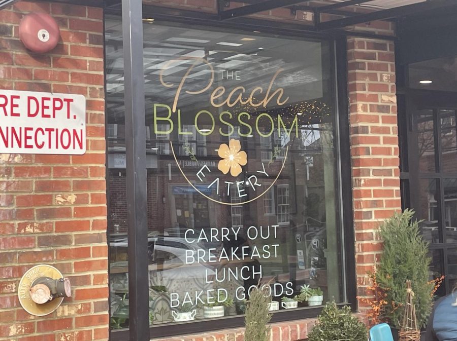 The+Peach+Blossom+Eatery%E2%80%99s+bright+front+window+stands+out+from+the+street.+The+restaurant+is+located+at+76+E.+Main+St.+in+Newark.