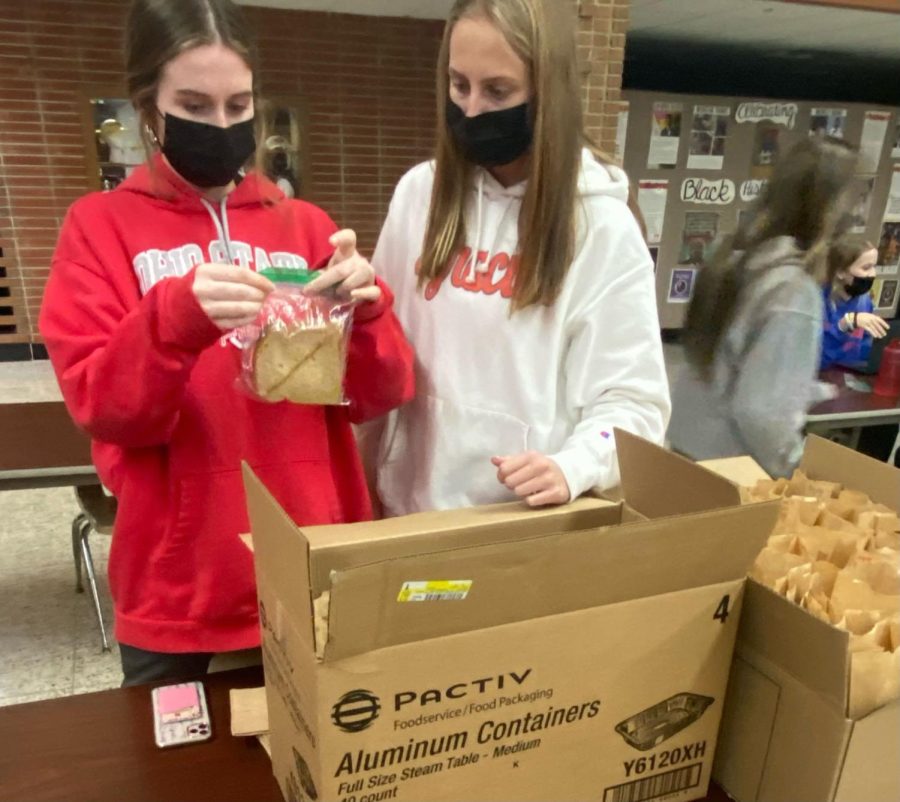 Seniors Abigail Dudderar and Hannah Fagioli worked on the packaging section of the table. This process involved bagging the sandwiches to be safely transported to the Emmanual dining room.