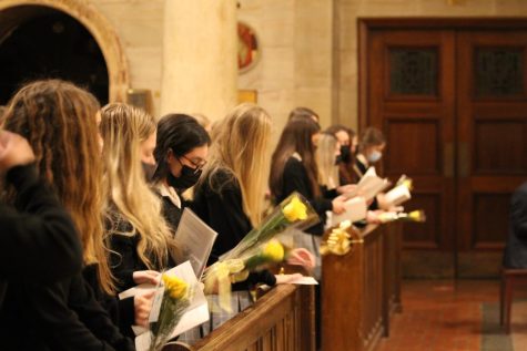 Students admire the rings and roses after their distribution. The partially opened rose represents the juniors’ progression at Padua in comparison with the rose bud received at Freshman Convocation and the fully bloomed flower at graduation.